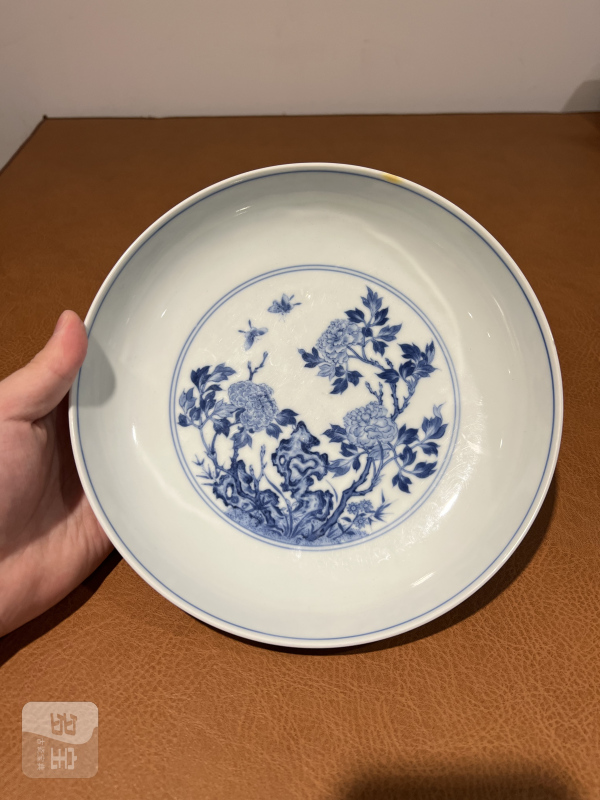 清雍正 青花牡丹花蝶纹盘 - 图2